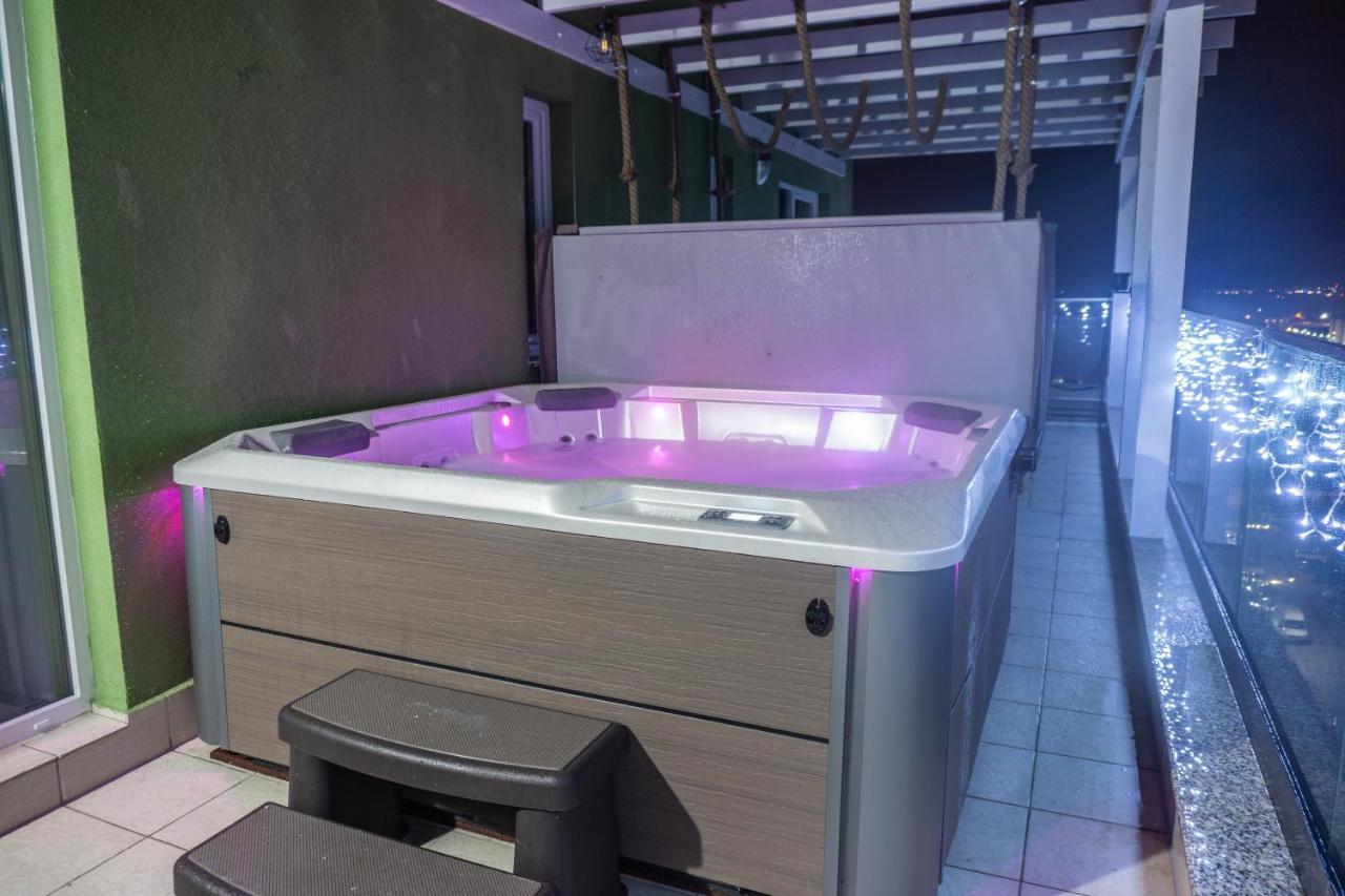 Apartamento White Dream Penthouse With Jacuzzi Braşov Exterior foto