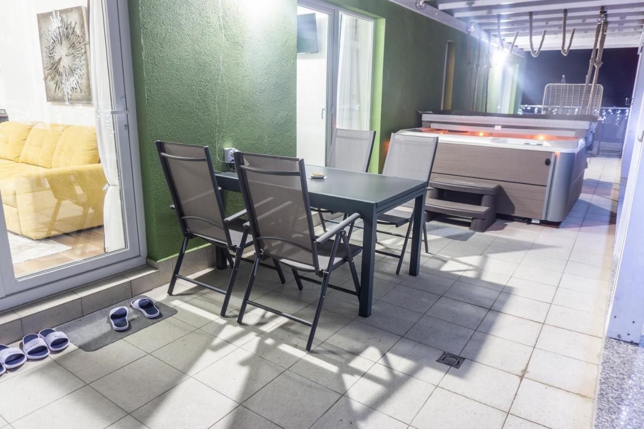 Apartamento White Dream Penthouse With Jacuzzi Braşov Exterior foto