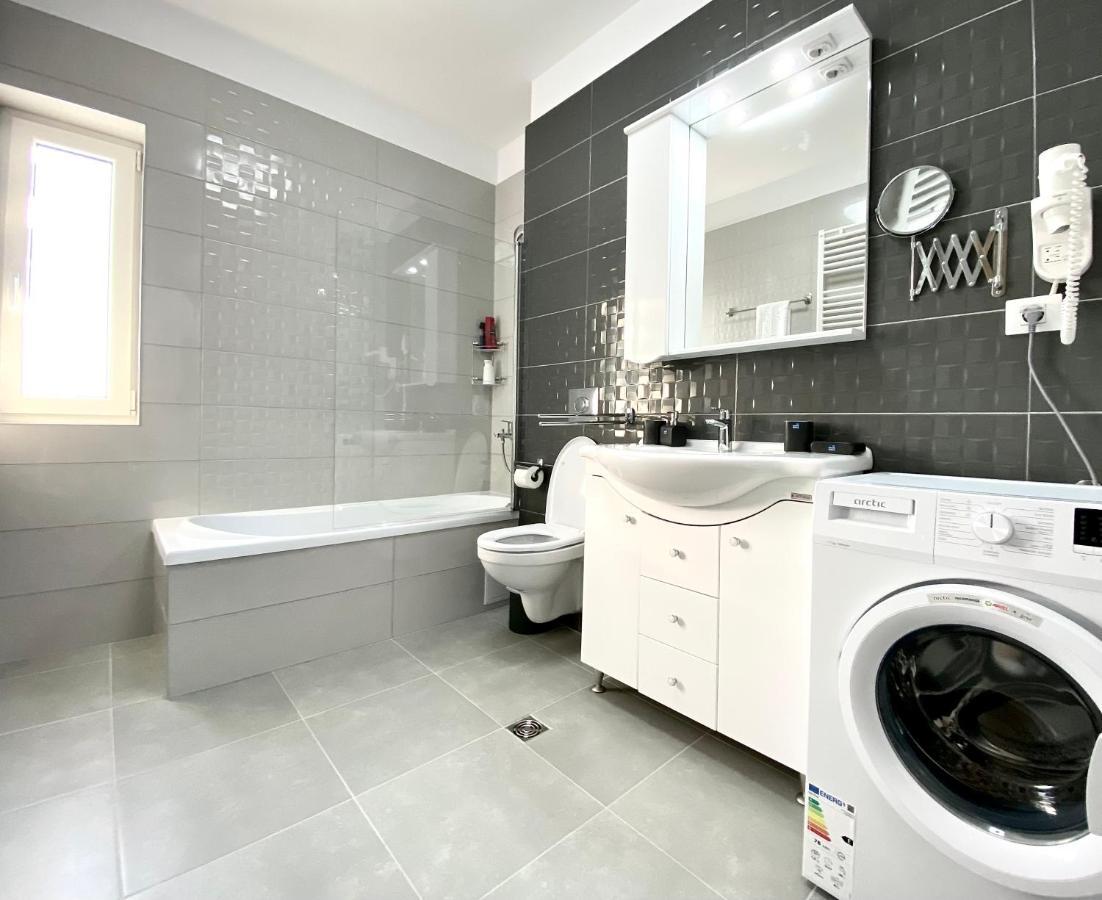 Apartamento White Dream Penthouse With Jacuzzi Braşov Exterior foto