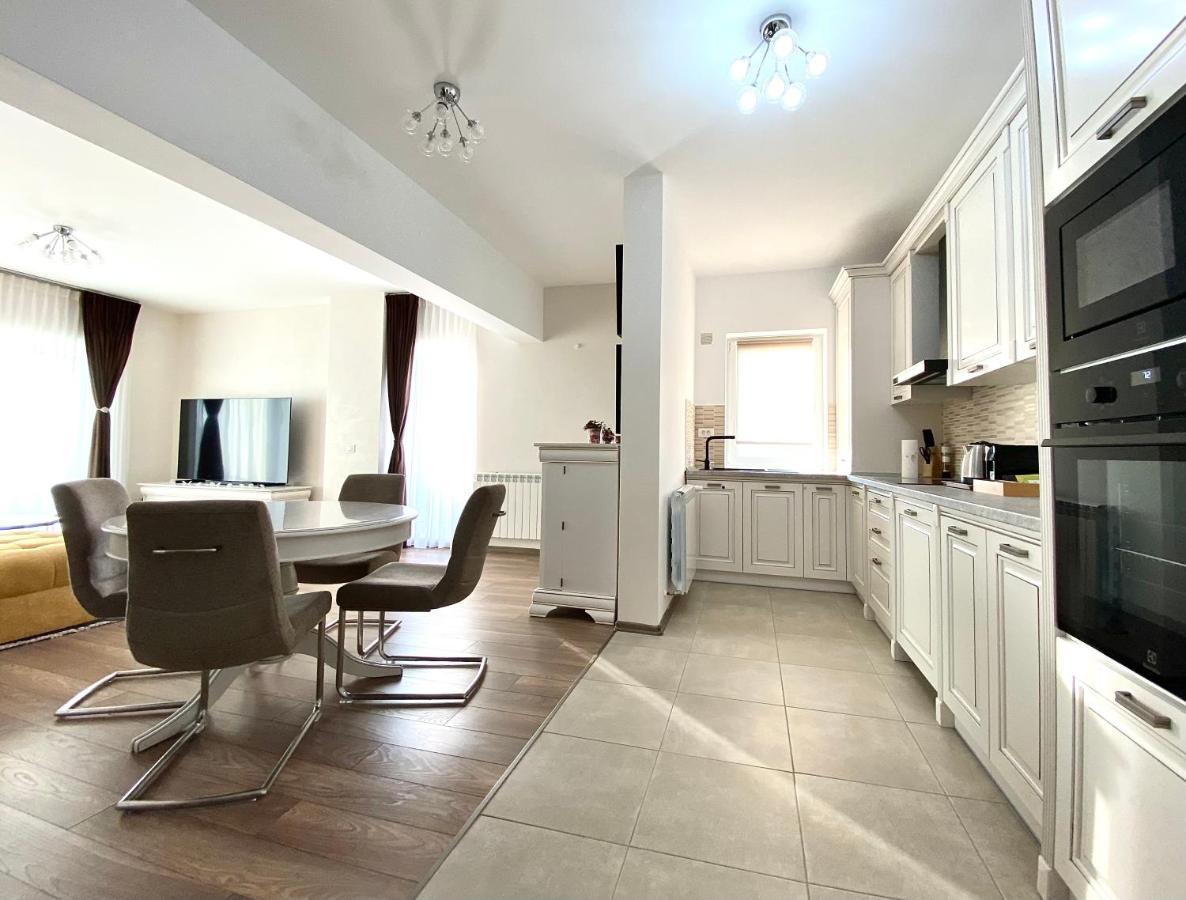Apartamento White Dream Penthouse With Jacuzzi Braşov Exterior foto